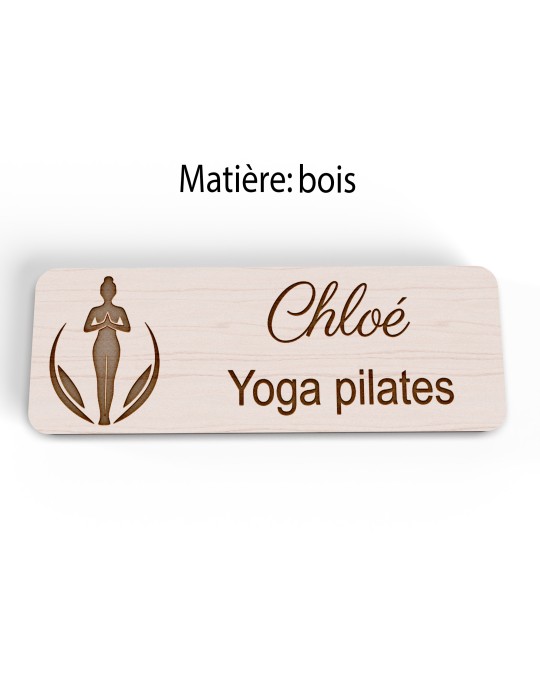 Badge personnalisé yoga et pilates, motif yoga, Pilates et mouvement, version bois vue à plat