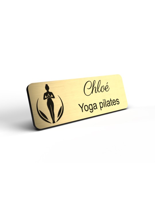 Badge personnalisé yoga et pilates, motif yoga, Pilates et mouvement, détail de la finition or brossé