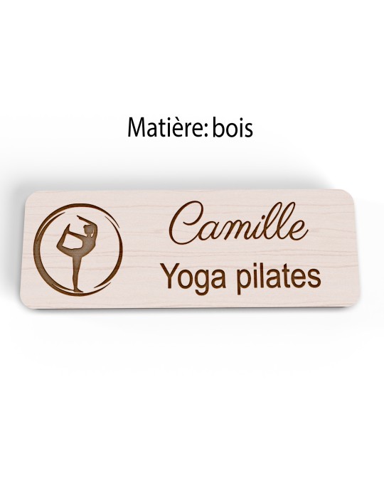 Badge personnalisé yoga et pilates, motif yoga, Pilates et mouvement, version bois vue à plat