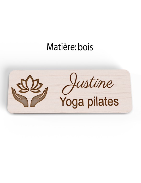 Badge personnalisé yoga et pilates, motif yoga, Pilates et mouvement, version bois vue à plat