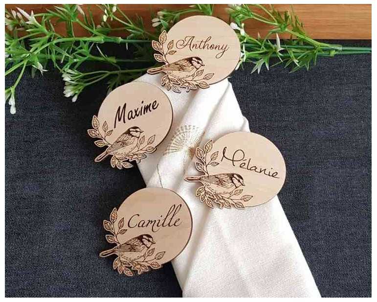 Marque place bois personnalisé oiseau sur branche